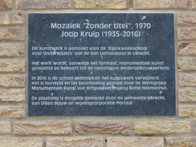 850539 Afbeelding van de 'uitlegsteen' bij het mozaïek 'Zonder titel' uit 1970, gemaakt door Joop Kruip (1935-2016), op ...